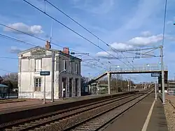 Le bâtiment voyageurs, la passerelle et les quais.