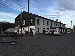 Bâtiment de la gare et hall d'entrée.