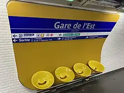 Plaque émaillée sur la ligne 4 portant le nom de la station.