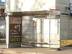 Photographie d'un abribus vide, nommé « Gare de l'Est ».