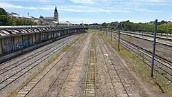 Vue des voies et de l'ancien bâtiment marchandises