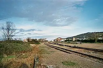 Les voies à l'entrée de la gare de Dives - Cabourg en 2002.