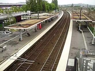 Vue des quais pour Paris, à gauche, et pour Conflans-Sainte-Honorine et au-delà, à droite.