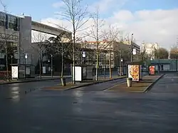 Pôle d'échanges bus, avec l'agence commerciale au fond