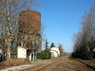 La gare de Saint-Julien-Les Fumades avec vue sur l'ancien château d'eau
