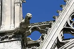 Une gargouille dans son décor gothique