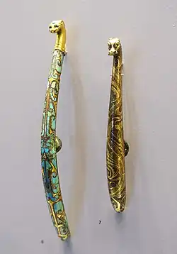 Agrafes/crochets ornementaux en bronze incrusté d'or et turquoise. Arthur M. Sackler Museum.