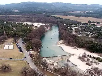 Vue aérienne d'une rivière bordée d'arbres et d'une plage de sable