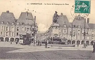 Gros plan sur un tramway, place Ducale.