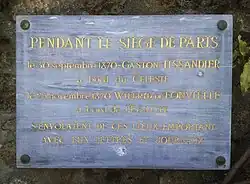 Plaque commémorative des ascensions en ballon de Gaston Tissandier et de Wilfried de Fonvielle en 1870, pendant le siège de Paris.