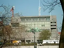 Ancien bâtiment de la Poste d'Ostende avec la statue de Jozef Cantré (1946-1953).