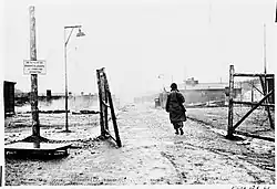 Porte de Kaufering I avec un soldat américain.