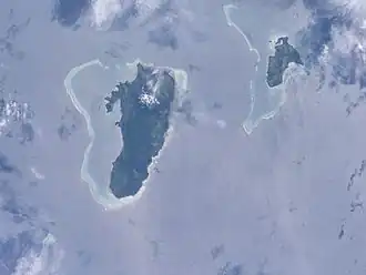 Image satellite de Gau (au centre) et de Nairai (à droite) entourée par des barrières de corail.