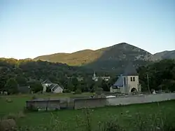Cimetière et chapelle Notre-Dame du Plan d'Ilheu. En arrière plan le village de Gembrie