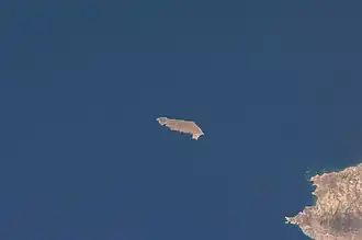 Image satellite de Gavdopoúla avec à droite l'extrémité occidentale de Gávdos.