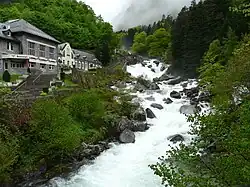 Le gave de Jéret devant les Thermes des Griffons à la Raillère.