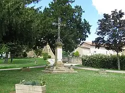 Un monument avec une croix