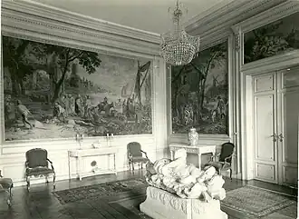 Petit salon avec toiles murales