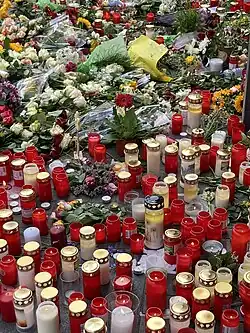 Fleurs en mémoire de l'attaque au couteau à Würzburg.
