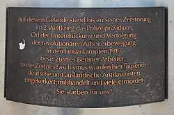 Plaque commémorative de l'ancien siège de la préfecture sur Alexanderplatz marquant le souvenir de la révolte spartakiste de janvier 1919 et des militants antifascistes allemands ou étrangers torturés et tués dans ses locaux entre 1933 et 1945.