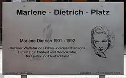 Plaque commémorative de Marlene Dietrich, sur la Marlene-Dietrich-Platz, à Berlin-Tiergarten, Allemagne.