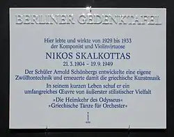 Photographie de la plaque mémoriale où a vécu Skalkóttas à Berlin