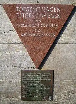 Plaque commémorative rappelant le triangle rose et la discrimination et déportation des homosexuels sous l'Allemagne nazie.