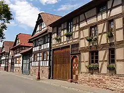 Alignement des maisons-fermes 20-18 rue Sainte-Jeanne-d'Arc.