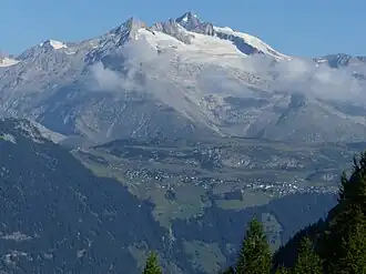 Vue du Sattelhorn entre le Geisshorn et l'Aletschhorn.
