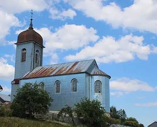 Église de Gellin, avec son clocher comtois caractéristique.