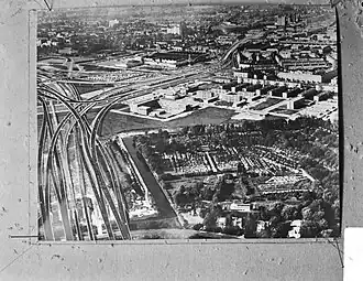 Montage photographique en noir et blanc d'un échangeur autoroutier comprenant de multiples voies et de multiples niveau en milieu urbain.