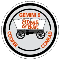 Écusson circulaire avec un chariot au centre et les inscriptions Gemini 5, 8 days or bust, Cooper et Conrad.