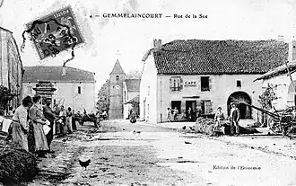 A gauche, le lavoir « Lassus », à l'époque non couvert.