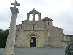 La croix de mission et l'église
