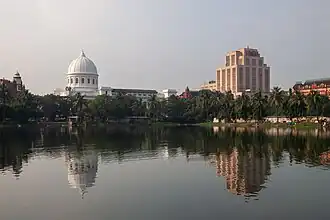 Le bassin de Lal Dighi, entouré de la Poste centrale de Calcutta et de la succursale régionale de la Banque de réserve de l'Inde.