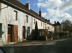 Vue d'un long bâtiment bas, à architecture assez uniforme.