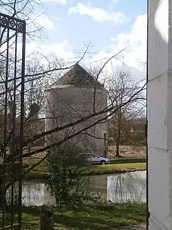 Vue d'une tour cylindrique à toiture conique.