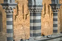 Les colonnes de style génois.