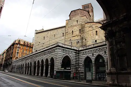 L'abside de l'église de Santo Stefano, au-dessus du début des arcades de la partie supérieure de la Via XX Settembre