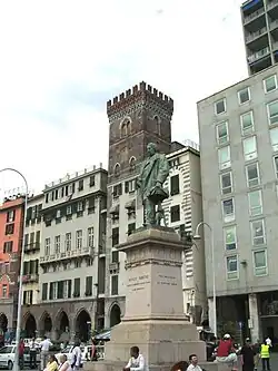 Les arcades de Sottoripa et la statue de Raffaele Rubatino.