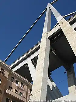 Le viaduc du Polcevera au-dessus des immeubles de la rue Walter Fillak