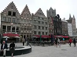 Un rang de maisons anciennes sur la place du Marché aux Grains (Korenmarkt).