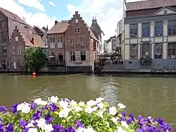 Maisons anciennes au bord de l'eau.