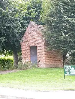 Chapelle en sortie de village.