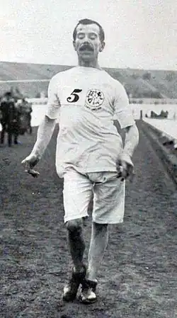 Photo d'un homme pratiquant la marche sportive à haute vitesse.