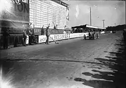 Photographie d'une voiture franchissant la ligne d'arrivée.