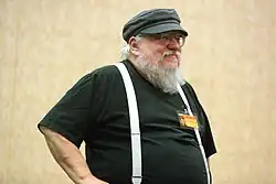 Homme aux cheveux blancs portant des lunettes