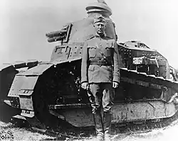 George Patton devant un char Renault.