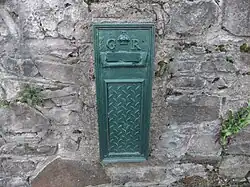 Une boîte aux lettres "George V".