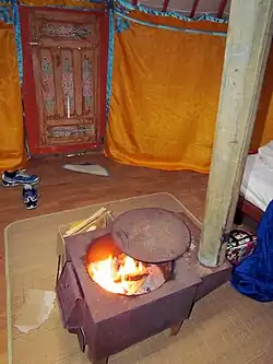 Un récipient en métal avec du feu à l'intérieur.